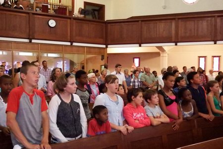 Voor staan die groep koshuisleerders van Laerskool Okkie Smuts wat ook â€˜n pragtige sangitem gelewer het